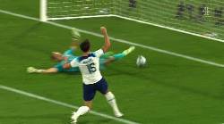 Maguire lại tấu hề với b&agrave;n phản lưới nh&agrave; ngờ nghệch