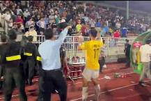 CĐV B&igrave;nh Định n&eacute;m vật thể lạ xuống s&acirc;n v&igrave; bất b&igrave;nh với CLB Thanh H&oacute;a