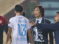 HLV Gong Oh Kyun n&oacute;i điều bất ngờ sau khi tố cầu thủ Nam Định đ&aacute;nh v&agrave;o ngực