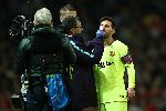 Messi chấn thương 'lạ', Barca ngồi tr&ecirc;n đống lửa