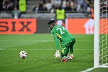 CĐV MU đ&ograve;i đuổi Onana, mua lại De Gea