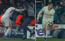 Ng&ocirc;i sao Chelsea x&ocirc; ng&atilde; cậu b&eacute; nhặt b&oacute;ng của PSG