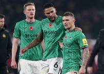 Newcastle thảm bại, cầu thủ 'combat' với CĐV nh&agrave;