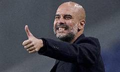 Pep Guardiola s&aacute;nh ngang Juergen Klopp ở Ngoại hạng Anh