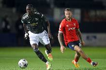 MU đ&agrave;m ph&aacute;n gia hạn hợp đồng với 'si&ecirc;u bệnh binh'