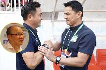 Nụ cười của thầy Park trước 'kỳ t&iacute;ch' của HLV Kiatisak