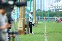 HLV Park Choong Kyun đến &lsquo;xem gi&ograve;&rsquo; c&aacute;c cầu thủ H&agrave; Nội FC