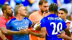 HLV Luis Enrique g&acirc;y b&atilde;o khi t&aacute;t đối thủ trong chung kết FIFA Club World Cup