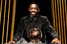 CĐV đ&ograve;i trao Quả b&oacute;ng v&agrave;ng cho Ousmane Dembele