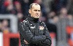 Augsburg vs Wolfsburg: HLV Herrlich bị cấm chỉ đạo v&igrave; l&yacute; do kh&oacute; đỡ