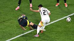 Cầu thủ Scotland bị chỉ tr&iacute;ch thậm tệ v&igrave; v&agrave;o b&oacute;ng triệt hạ với Gundogan