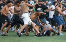 H&agrave;ng trăm CĐV hỗn chiến, đuổi đ&aacute;nh cầu thủ ở Brazil