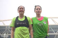 Vượt b&agrave;i kiểm tra thể lực, 2 nữ trọng t&agrave;i Việt Nam 'nắn g&acirc;n' cầu thủ nam