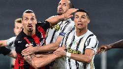 'Đ&aacute; đểu' Ronaldo, Ibrahimovic bị fan CR7 'n&eacute;m đ&aacute;' dữ dội