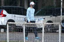 HLV Park Choong-kyun theo đội H&agrave; Nội đến s&acirc;n tập của HAGL