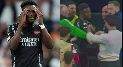 Dani Carvajal t&uacute;m cổ, &lsquo;hỏi thăm&rsquo; Saka trong đường hầm