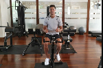 Kh&ocirc;ng đi nghỉ h&egrave;, Ronaldo một m&igrave;nh tập luyện trong ph&ograve;ng GYM