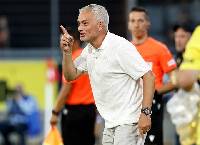 HLV đầu ti&ecirc;n bị sa thải ở c&uacute;p C1 ch&acirc;u &Acirc;u, Mourinho sẵn s&agrave;ng t&aacute;i xuất