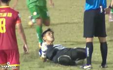 Pha ăn mừng khi&ecirc;u kh&iacute;ch trọng t&agrave;i của thủ m&ocirc;n Cần Thơ l&ecirc;n b&aacute;o nước ngo&agrave;i