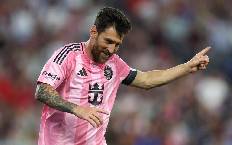 Messi ph&aacute; si&ecirc;u kỷ lục của Ronaldo