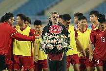 HLV Troussier x&uacute;c động khi được tặng hoa ng&agrave;y 20/11