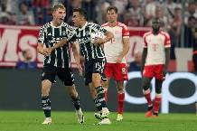 Fan M.U phấn kh&iacute;ch với 2 h&agrave;nh động 'điểm 10' của t&acirc;n binh