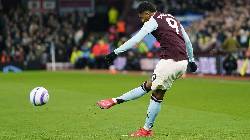 Rashford được đưa l&ecirc;n m&acirc;y sau m&agrave;n tỏa s&aacute;ng rực rỡ ở Aston Villa 