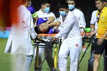 Cận cảnh pha v&agrave;o b&oacute;ng của Ho&agrave;ng Thịnh khiến H&ugrave;ng Dũng g&atilde;y gập ch&acirc;n