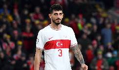 CĐV cười hả h&ecirc; với pha phản lưới nh&agrave; ngớ ngẩn của Thổ Nhĩ Kỳ