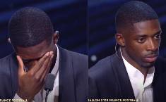 Ousmane Demble bật kh&oacute;c khi gi&agrave;nh Quả b&oacute;ng v&agrave;ng