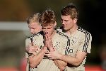 De Ligt muốn nối g&oacute;t De Jong sang Barca