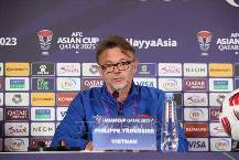 HLV Troussier: 'Trọng t&agrave;i r&uacute;t thẻ đỏ th&igrave; phải chấp nhận'