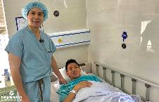 Cập nhật: H&ugrave;ng Dũng nở nụ cười trước khi v&agrave;o ph&ograve;ng phẫu thuật