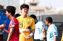 Thủ m&ocirc;n H&agrave;n Quốc li&ecirc;n tục phải xin lỗi NHM v&igrave; bị chỉ tr&iacute;ch dữ dội sau trận thua U23 Việt Nam