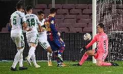 Lionel Messi chủ động đổi &aacute;o với &lsquo;nạn nh&acirc;n&rsquo; của m&igrave;nh