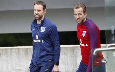 Southgate đồng &yacute; &lsquo;thỏa hiệp&rsquo; với Mourinho