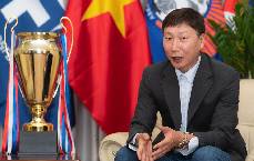HLV Kim Sang Sik cam kết gắn b&oacute; l&acirc;u d&agrave;i với b&oacute;ng đ&aacute; Việt Nam