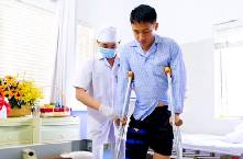 H&ugrave;ng Dũng đ&atilde; c&oacute; thể tập đi với nạng