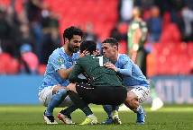 Ch&ugrave;m ảnh: Cầu thủ Man City 'dỗ d&agrave;nh' Son Heung-min