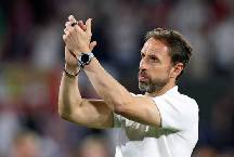 CĐV Anh n&eacute;m cốc bia, th&oacute;a mạ HLV Gareth Southgate