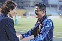 HLV Kiatisuk v&agrave; Gong Oh-kyun cười tươi khi HAGL bị loại khỏi C&uacute;p Quốc gia