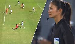 Trọng t&agrave;i 'cướp' b&agrave;n thắng của tuyển nữ Việt Nam bị AFC loại bỏ