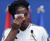 Thần đồng Endrick bật kh&oacute;c trong ng&agrave;y ra mắt Real Madrid