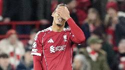 Van Dijk g&acirc;y sốc khi &lsquo;chơi b&oacute;ng rổ&rsquo; khiến Liverpool chịu phạt đền