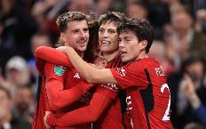 Thăng tiến ch&oacute;ng mặt, M.U thưởng lớn 'b&aacute;u vật' từng ăn tập ở Việt Nam