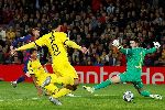 Messi vượt kỷ lục ghi b&agrave;n của Ronaldo tại Champions League