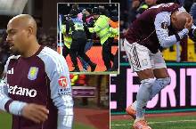 Donyell Malen bị n&eacute;m cốc tr&uacute;ng đầu khi Aston Villa chiến thắng ở c&uacute;p C2