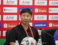 HLV Kim Sang Sik: &lsquo;Tuyển Việt Nam vẫn ở t&igrave;nh thế nguy hiểm&rsquo;