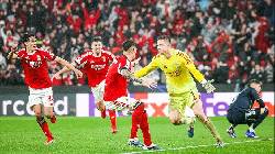 HLV Mourinho ăn mừng đi&ecirc;n cuồng khi thủ m&ocirc;n ghi b&agrave;n v&agrave;o lưới Real Madrid