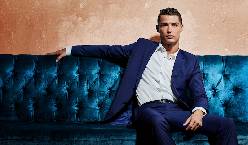 Ronaldo nhận vinh dự c&oacute; 1-0-2, nhưng CĐV lại c&atilde;i nhau 'ỏm tỏi'